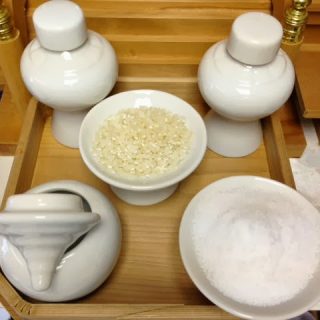 お供えの配置に決まりはあるのか 神棚と日本